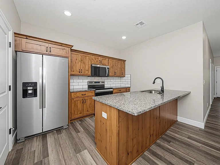 1704 Kenneth Dr — Photo 8