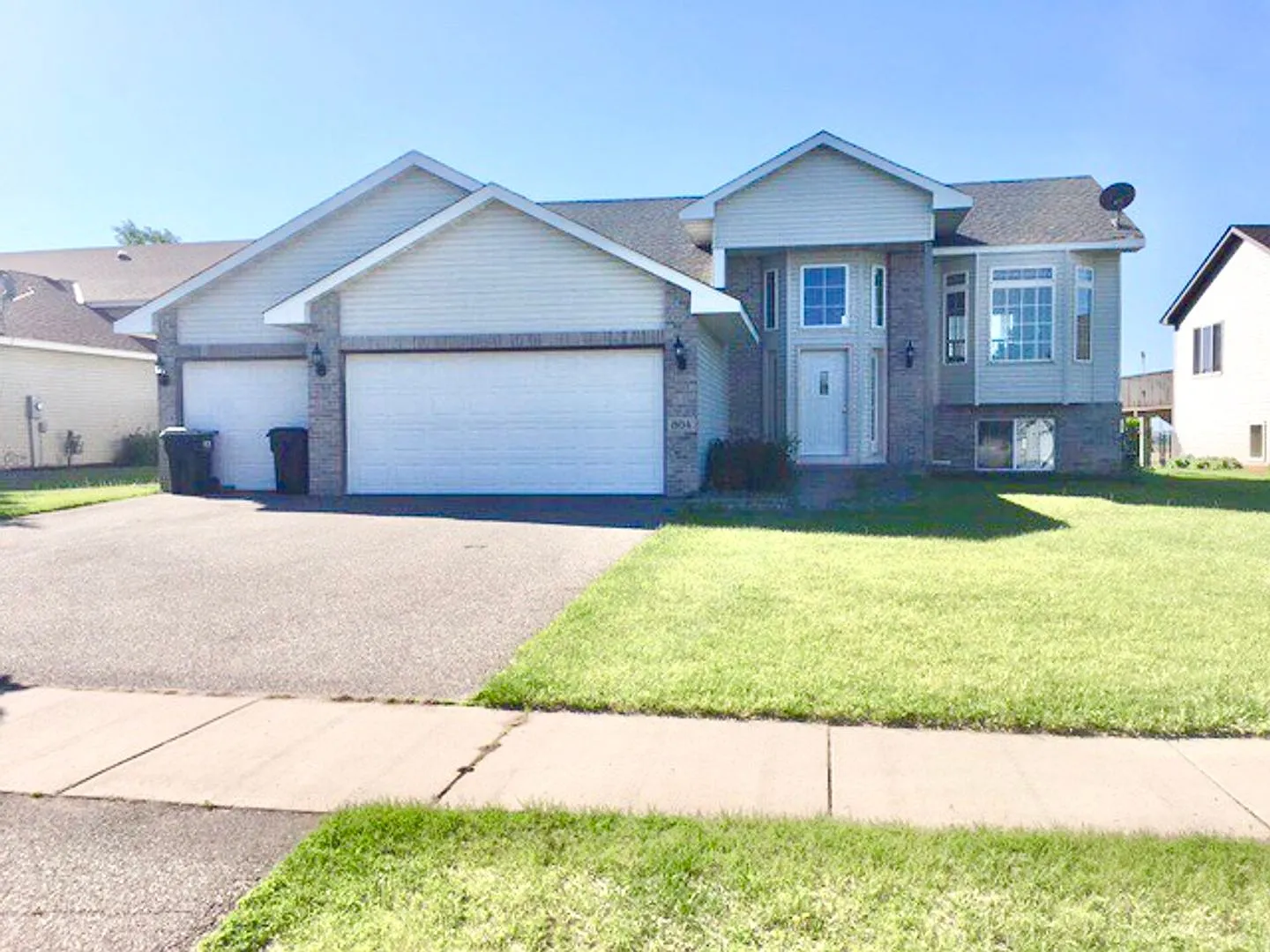 5 bed 2 bath House for Rent — Photo 1