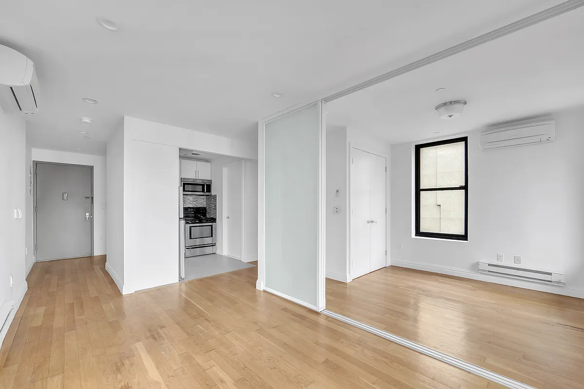 Building Photo - 419 E 117th St #3B