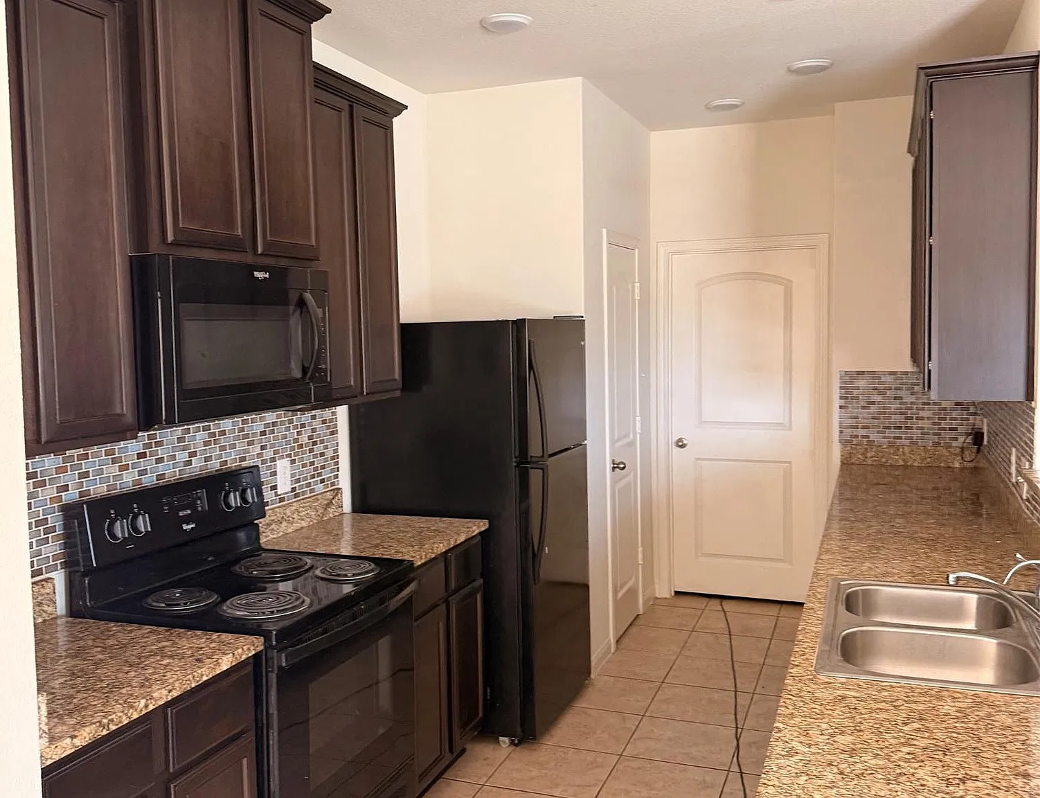 3 bed, 2.0 bath, 1571 sqft, $1,700 — Photo 3
