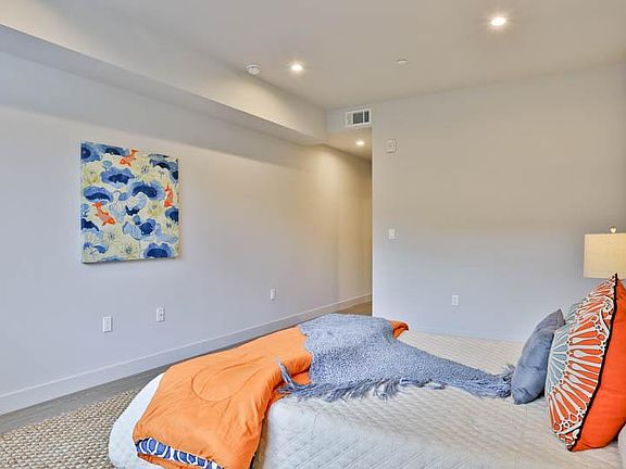 3rd image of 727 Wilcox Ave Unit 204