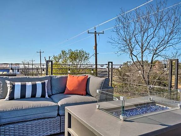rooftop patio
-facing Botanical Gardens
