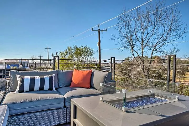 rooftop patio
-facing Botanical Gardens