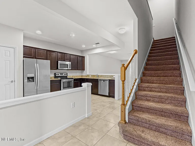 6791 Roundleaf Dr — Photo 8