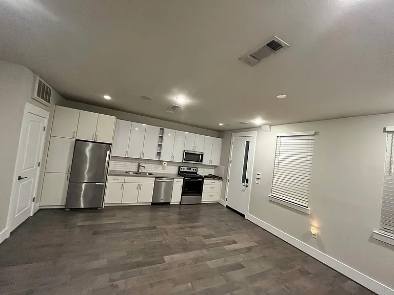 2401 Crawford St #B — Photo 1