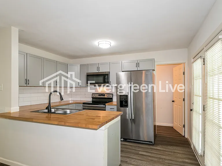 10422 Castle Dr — Photo 7