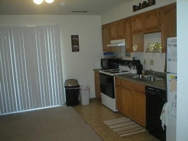 2nd image of 922 E College St APT B1