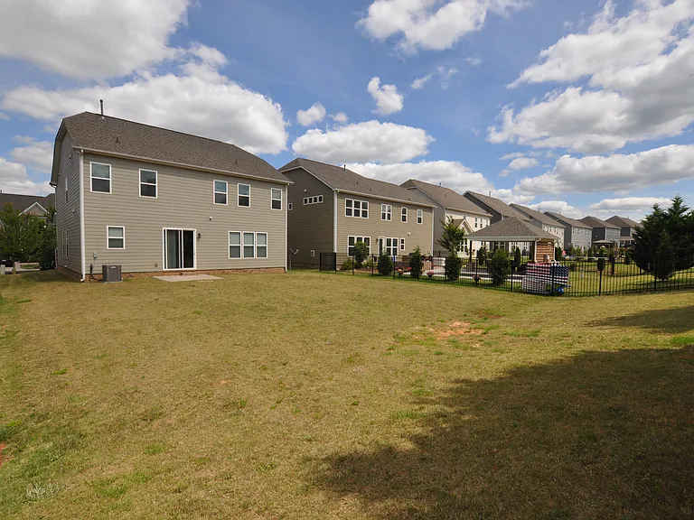 1004 Sterling Dr — Photo 36