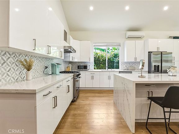 5th image of 5907 Encino Ave