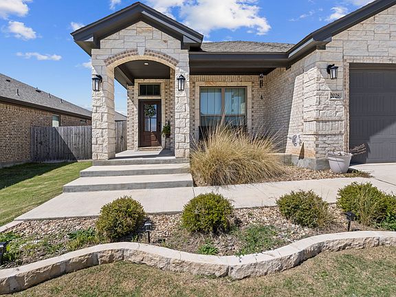 2nd image of 2028 Butternut Rd