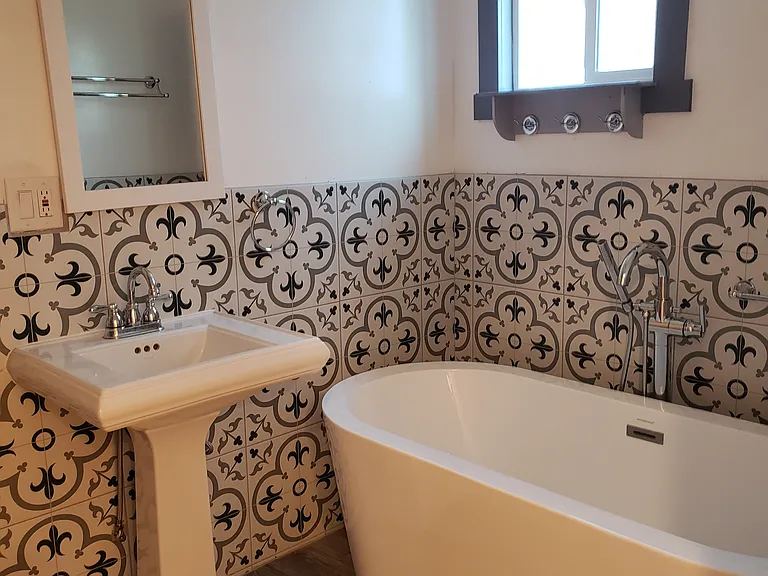 Full Bathroom 1