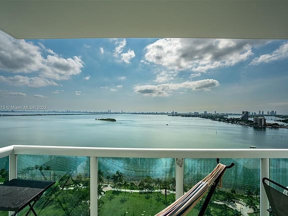 4th image of 1800 N Bayshore Dr APT 3909