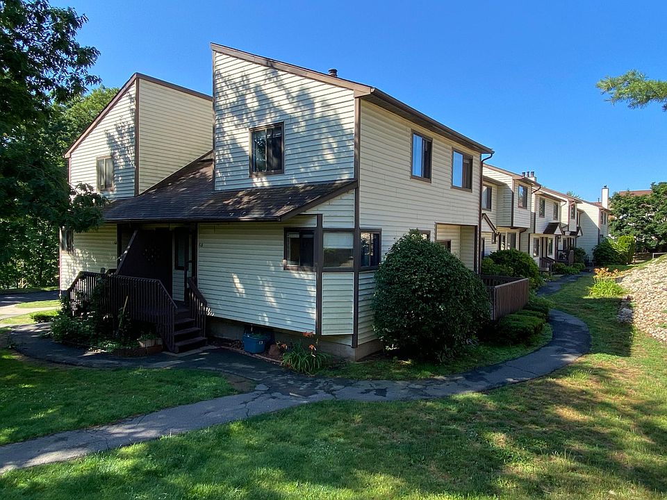 Wonderful Townhome with three floors. 2 Bedroom, 1.5 Baths and 1300 Square feet. 2 allocated parking spaces Community Clubhouse and Swimming pool. Surrounded by several walking paths and side walks.