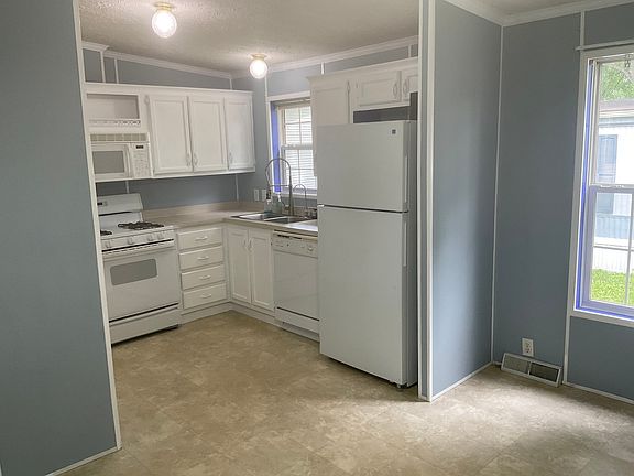 3rd image of 406 Spruce Dr
