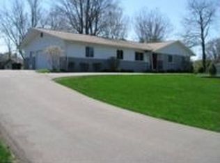 910 Arttdale Dr, White Lake, MI