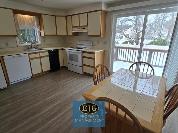 2 Eastmeadow Way, Manchester, NH 03109