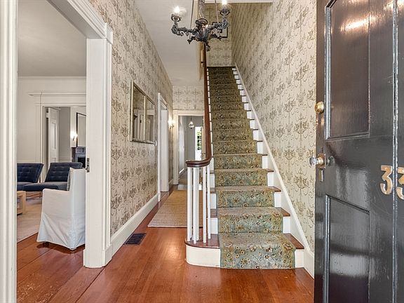 4th image of 33 Chestnut St