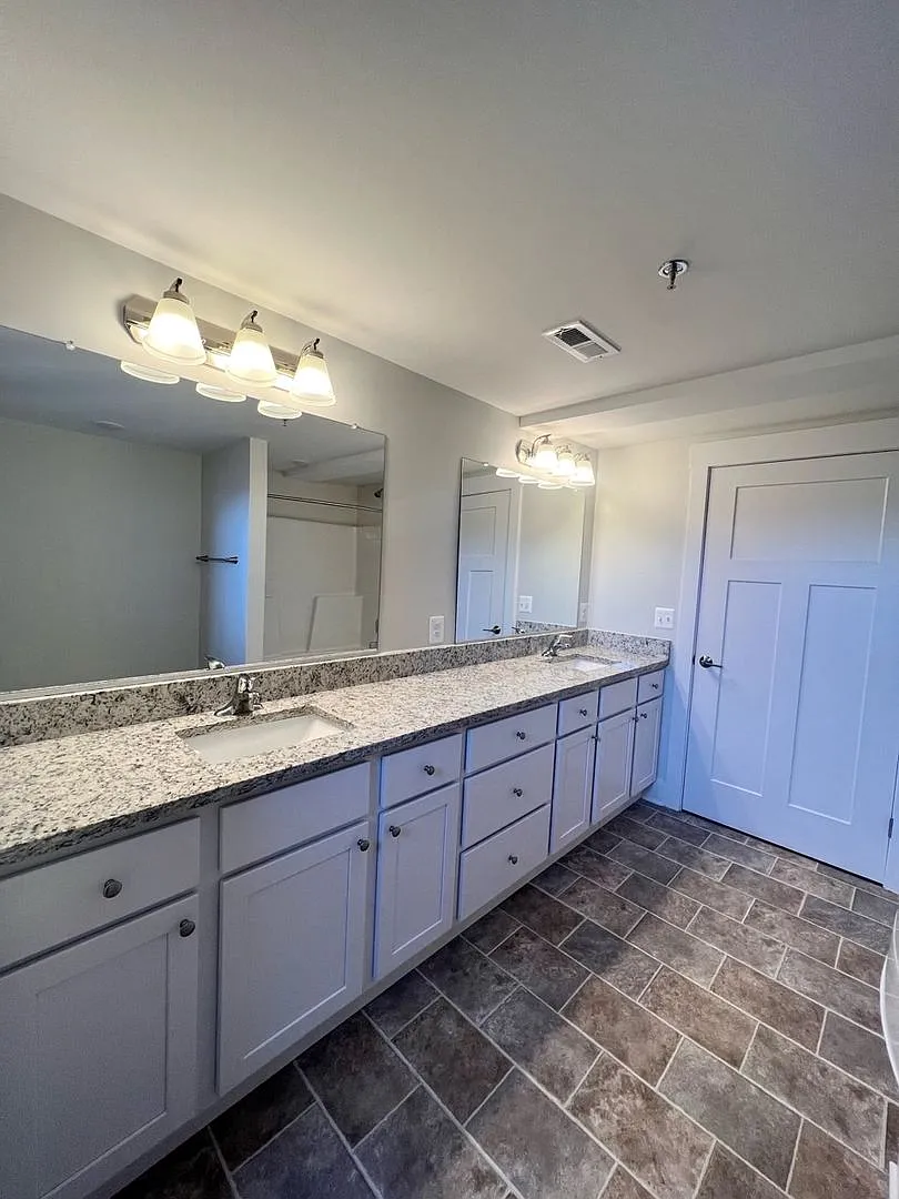 Spacious Two Bedroom in Heart of Downtown Fredericksburg — Photo 2