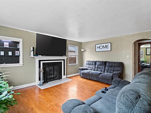 5th image of 162 Perry Dr NW