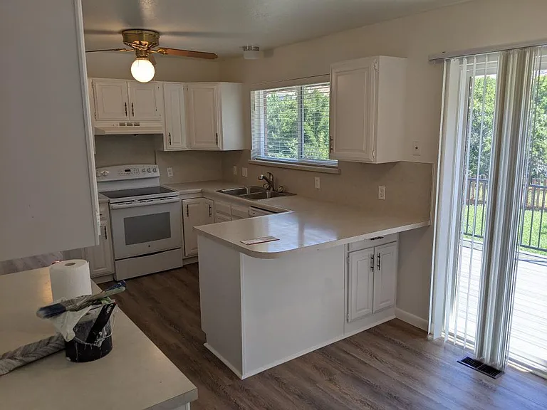 200 N State St — Photo 16