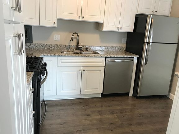 Kitchen w/ stainless appliances & disposal
