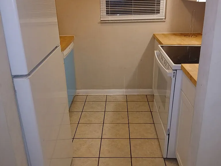 1721 SW 68th Ter — Photo 3