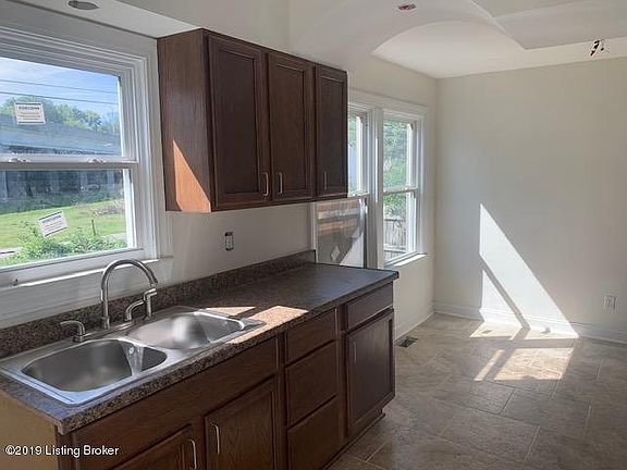 4th image of 302 N 33rd St