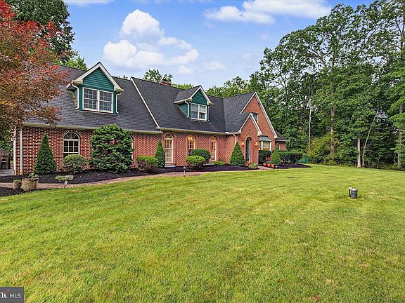 3rd image of 8 Timber Brook Dr