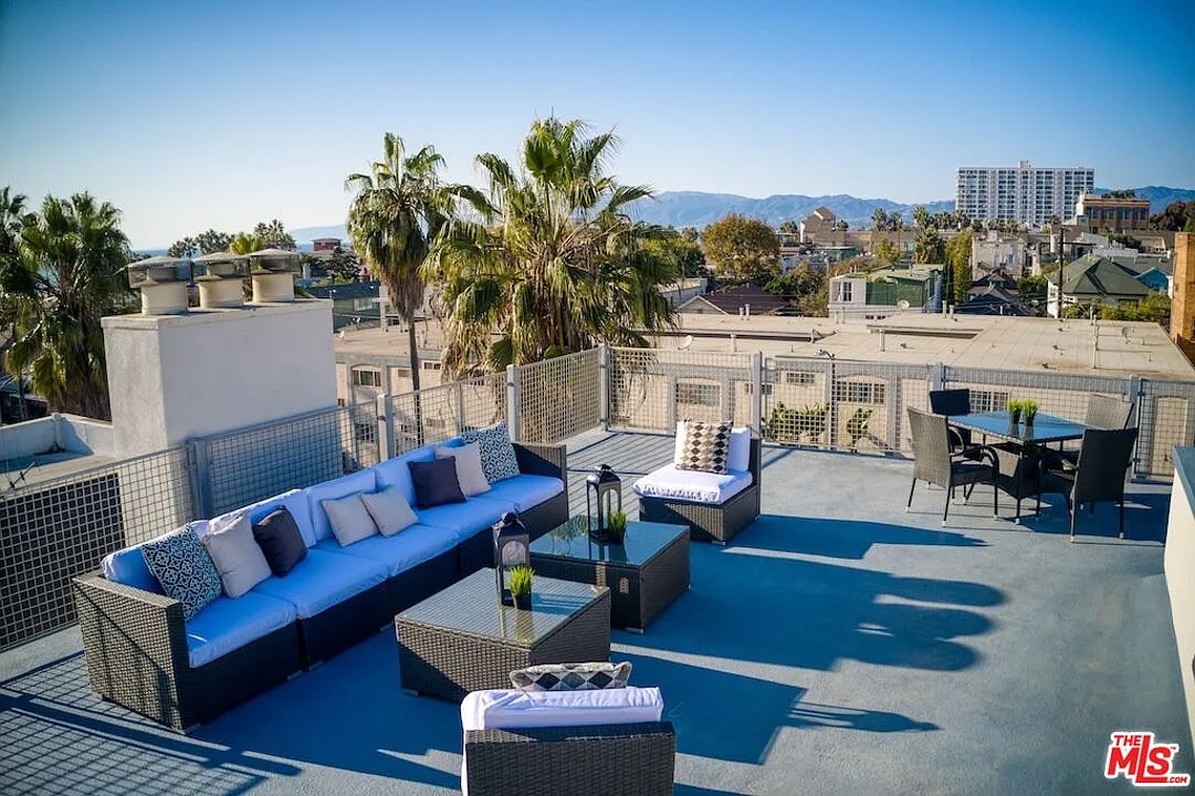 1 bed, 2.0 bath, 2400 sqft, $8,400 — Photo 4
