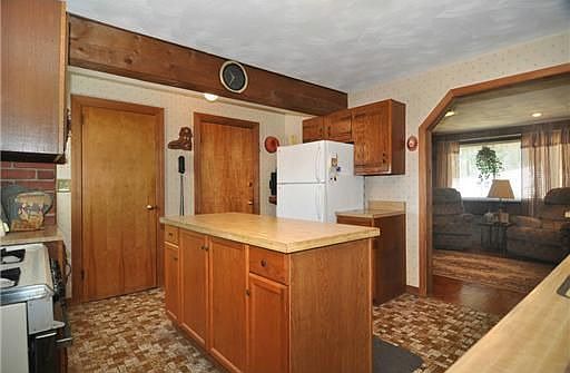 4th image of 39 Belcourt Ave