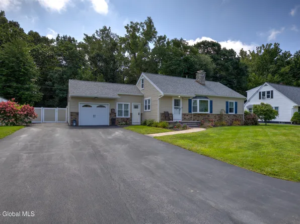 27 Parkwood Drive, Colonie, NY 12205