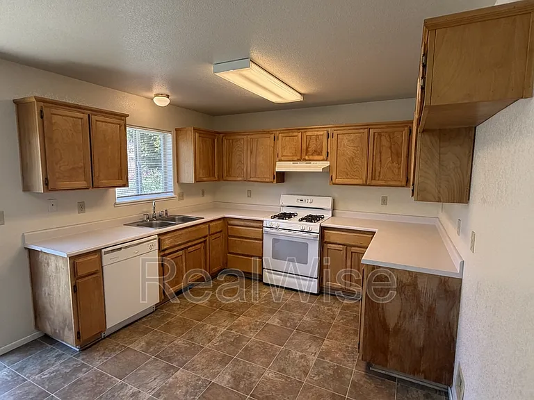 249 SW Rogue River Ave #D — Photo 12