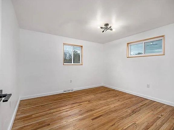 5th image of 127 Yosemite Dr