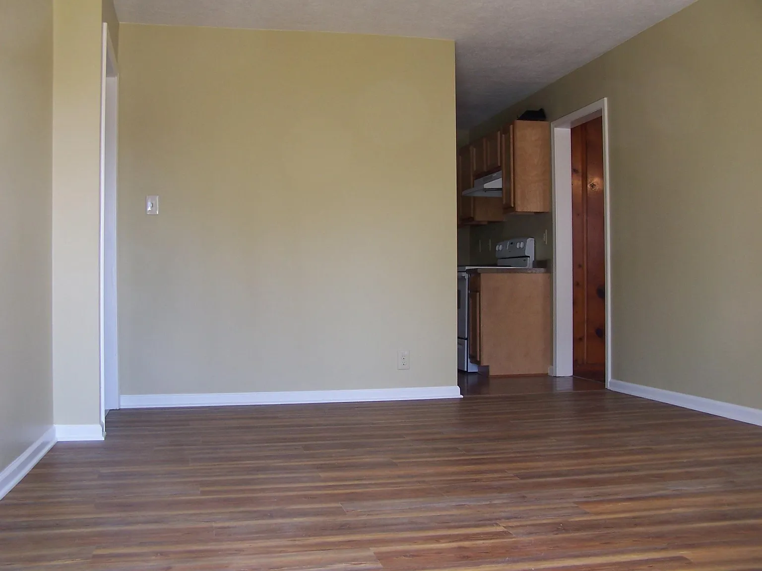 3 bed, 1436 sqft, $1,600 — Photo 2