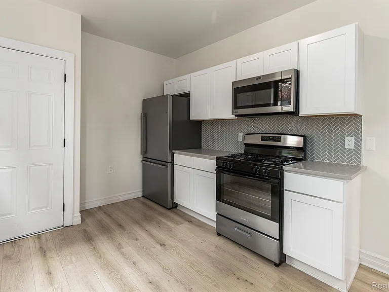 314 Hendrie St — Photo 15