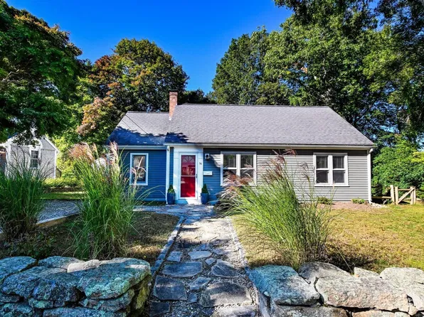 14 Amvets Ave, Falmouth, MA 02540