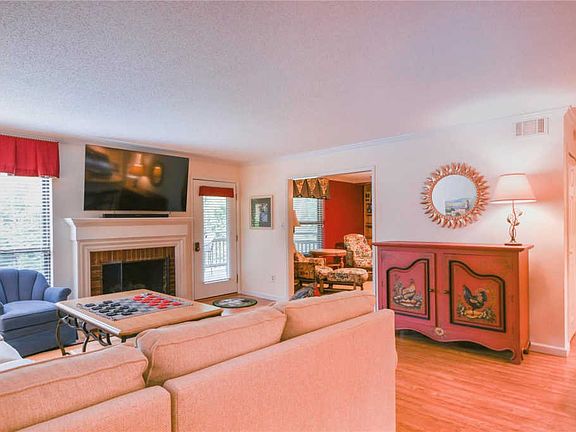2nd image of 2025 Trailcrest Ln APT 3