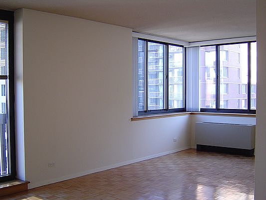 4th image of 250 E 40th St APT 25B