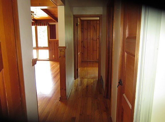 3rd image of 827 Hillcrest Dr
