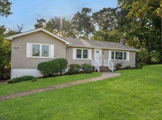 28 Crestview Ter, Whippany, NJ 07981