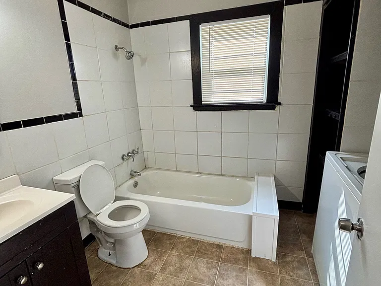 1112 Weller Ave — Photo 4