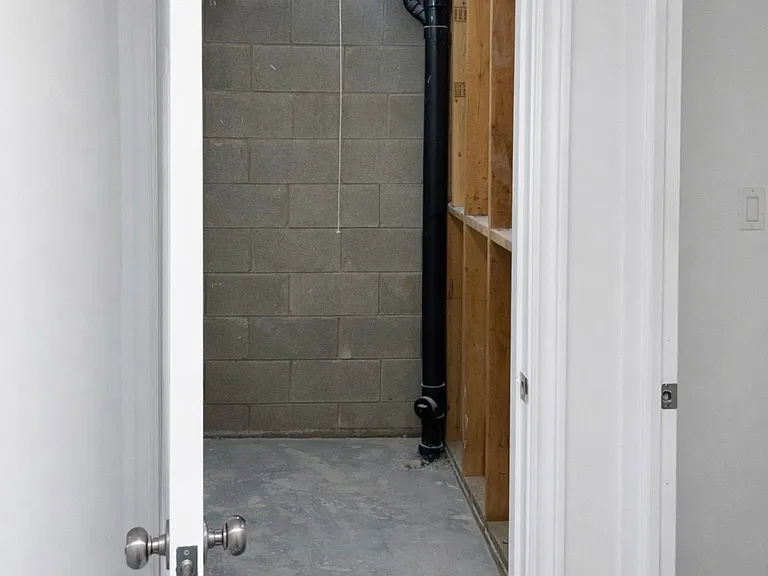 23 Ivanhoe Rd #LOWER — Photo 15
