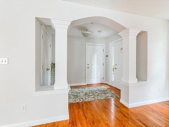 4th image of 319 Hampton Way Unit 319