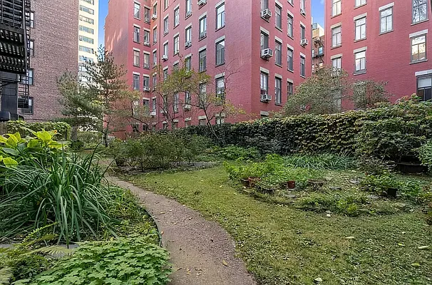 Rented by Douglas Elliman | media 19