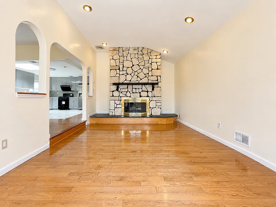 209 Paulding Ave #1