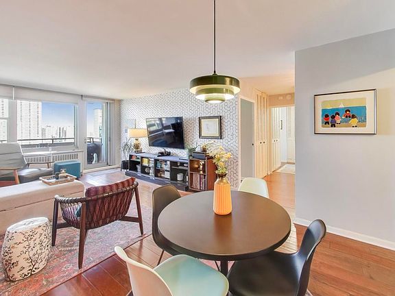 5th image of 555 W Cornelia Ave APT 1711