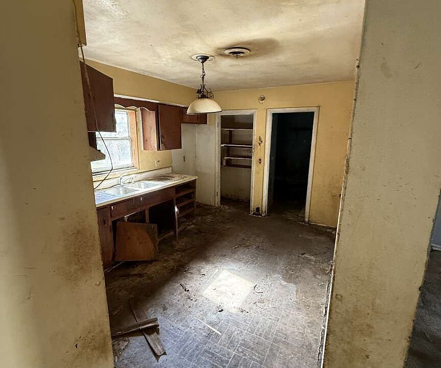 2nd image of 108 Saxon St