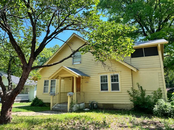2028 SW Washburn Ave, Topeka, KS 66604