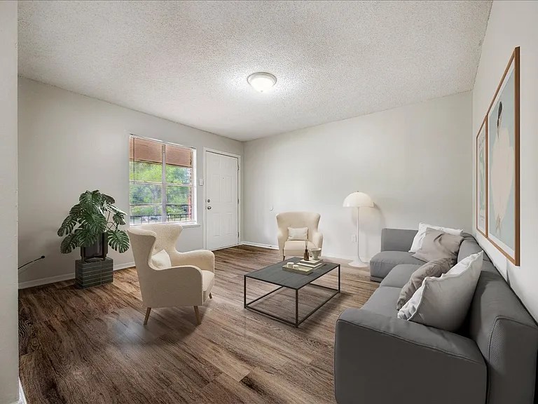 Holmes Pointe Apartments — Photo 16