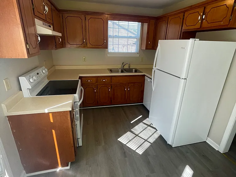 930 Van Buren Ave — Photo 4